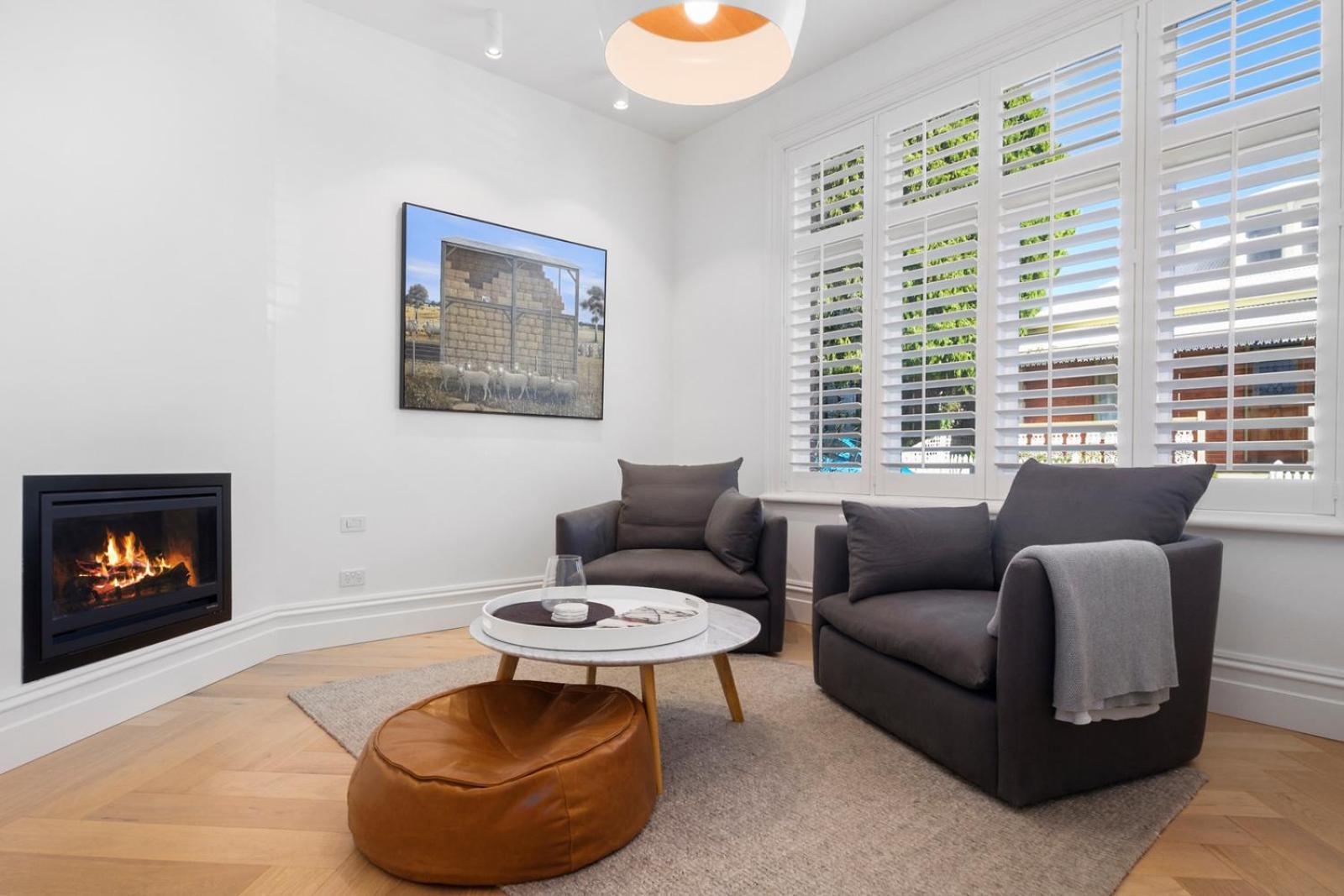 Sullivans Cove Apartments Гобарт Екстер'єр фото A living room with a fireplace