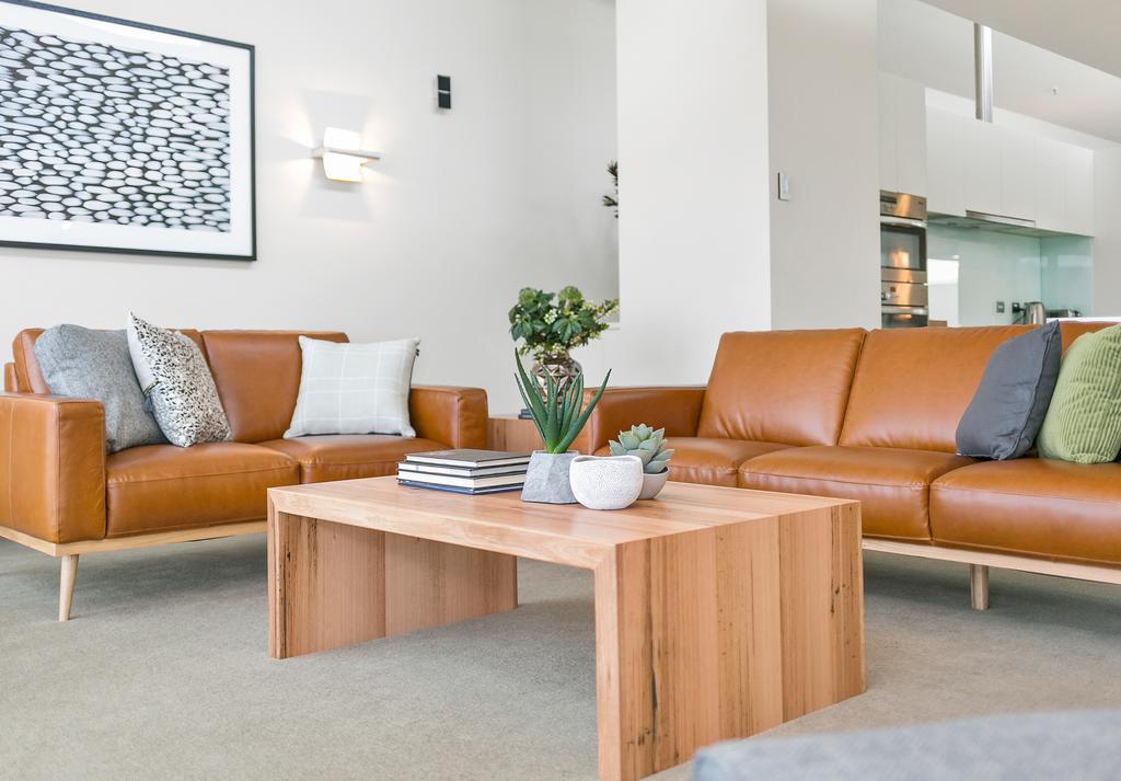 Sullivans Cove Apartments Гобарт Екстер'єр фото A living room with a leather sofa