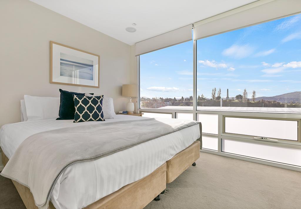 Sullivans Cove Apartments Гобарт Екстер'єр фото A bedroom in a serviced apartment in Canberra, Australia